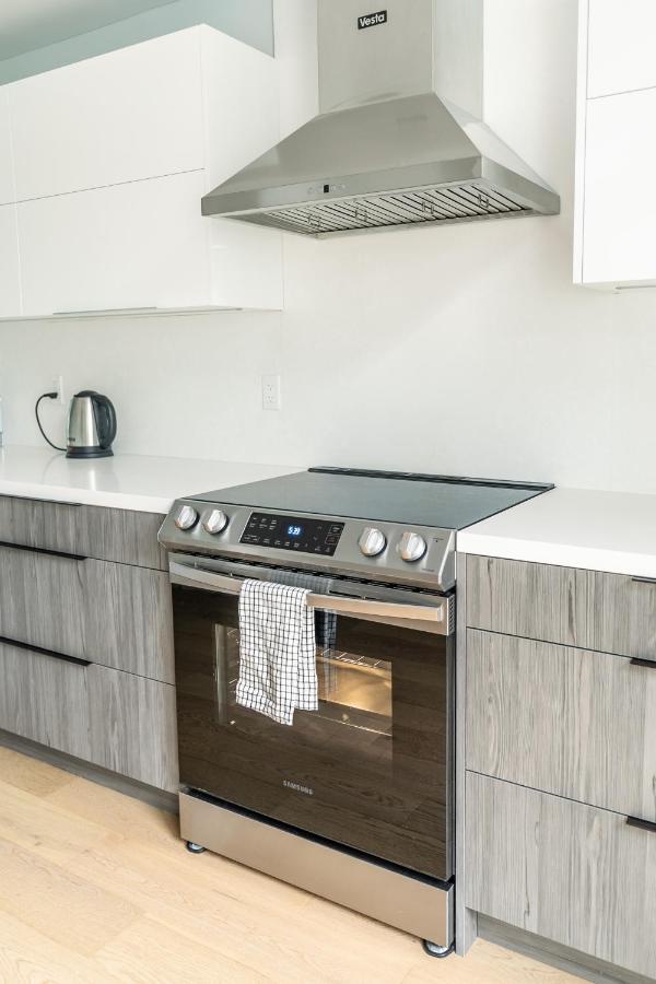 Fancy Downtown House With Hot Tub & Bbq By Globalstay Торонто Екстериор снимка